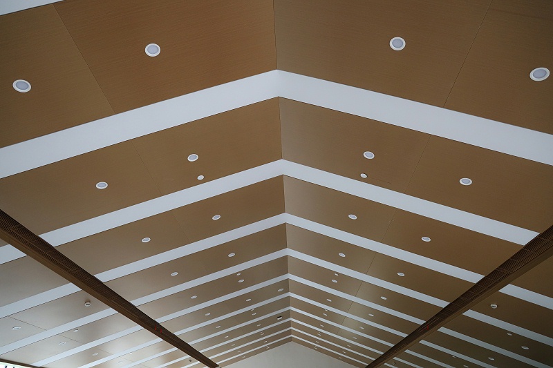 為什么在木紋鋁單板和實(shí)木板選擇時(shí)要選木紋鋁單板