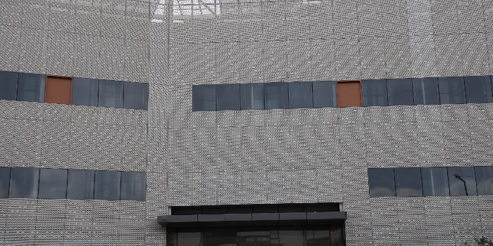 為什么很多商場用鋁單板作為內(nèi)墻裝飾？